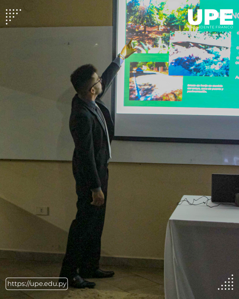 Estudiantes de Arquitectura UPE se reciben tras la Presentación del Trabajo Final de Grado